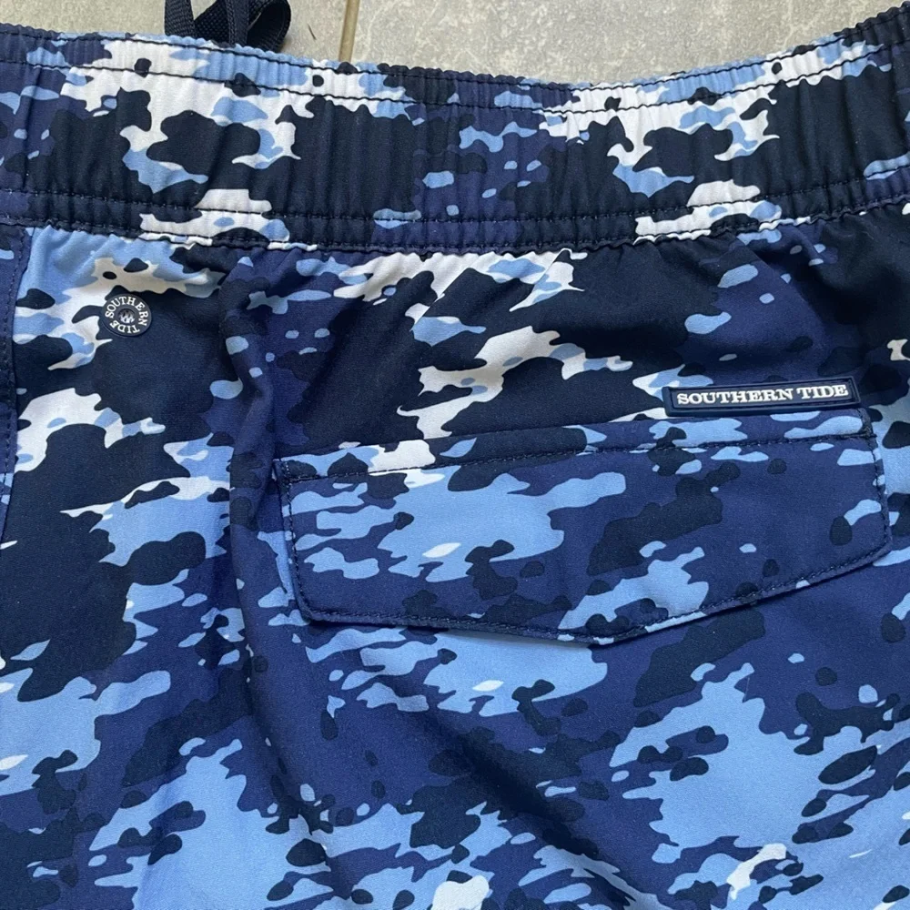 Southern Tide Graffiti Camo Swim Trunk Lined Blue XL